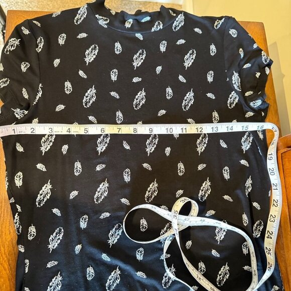 Reitmans viscose top shirt short sleeved with feather print - Picture 8 of 12